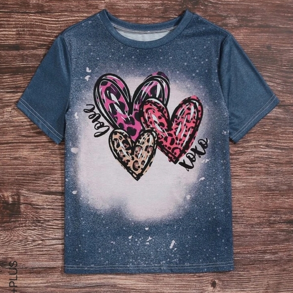 SHEIN Tops - EUC HEART GRAPHIC TEE